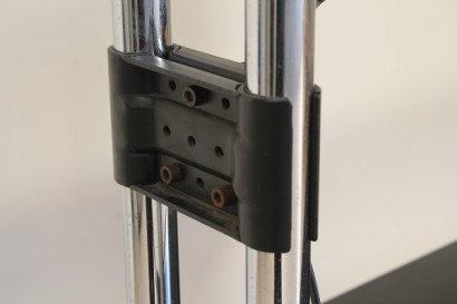 Scrivania ufficio Tecno, legno ricoperto in formica, metallo verniciato, metallo cromato, buone condizioni, piccoli segni di usura