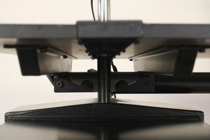 Scrivania ufficio Tecno, legno ricoperto in formica, metallo verniciato, metallo cromato, buone condizioni, piccoli segni di usura