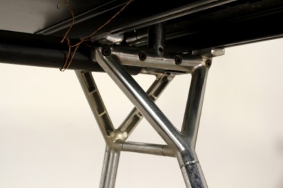 Scrivania ufficio Tecno, legno ricoperto in formica, metallo verniciato, metallo cromato, buone condizioni, piccoli segni di usura