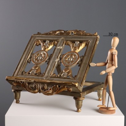Pupitre en bois sculpté avec dorures et arêtes