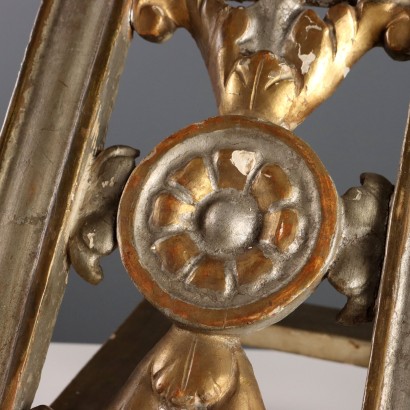Pupitre en bois sculpté avec dorures et arêtes