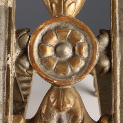 Pupitre en bois sculpté avec dorures et arêtes