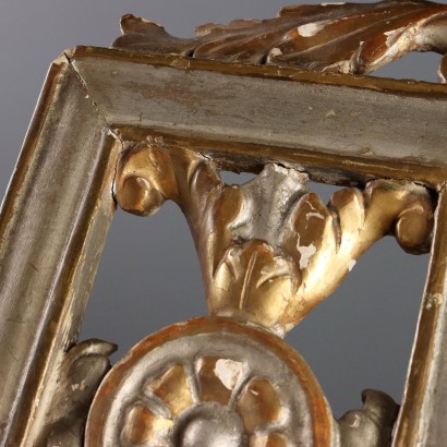 Pupitre en bois sculpté avec dorures et arêtes