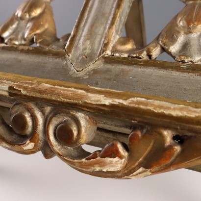 Pupitre en bois sculpté avec dorures et arêtes