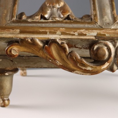Pupitre en bois sculpté avec dorures et arêtes