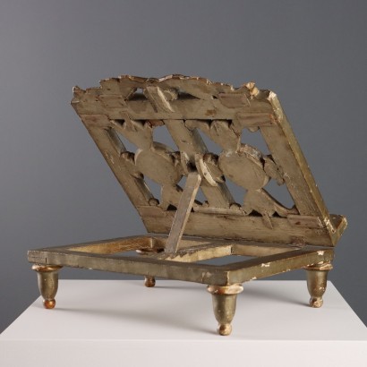 Pupitre en bois sculpté avec dorures et arêtes