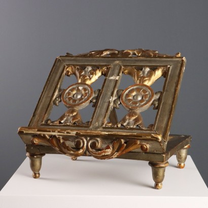 Pupitre en bois sculpté avec dorures et arêtes