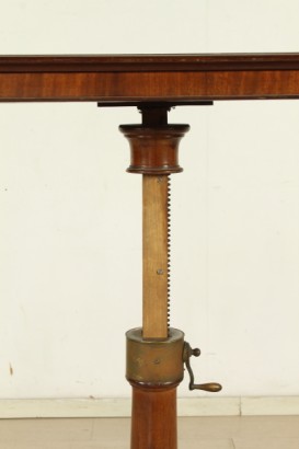 Tavolino da letto, balaustro centrale, basamento mistilineo, piano scorrevole, piano regolabile, piano con riserva