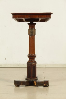 Tavolino da letto, balaustro centrale, basamento mistilineo, piano scorrevole, piano regolabile, piano con riserva