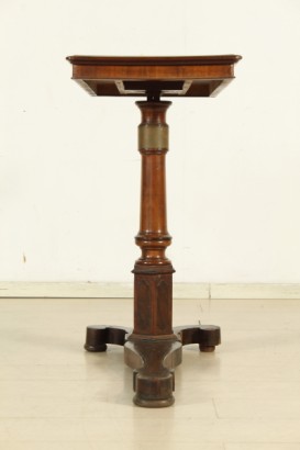 Tavolino da letto, balaustro centrale, basamento mistilineo, piano scorrevole, piano regolabile, piano con riserva