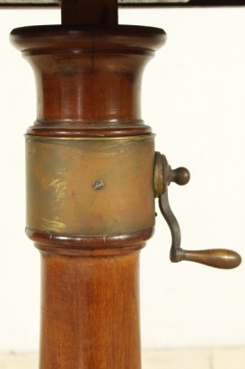 Tavolino da letto, balaustro centrale, basamento mistilineo, piano scorrevole, piano regolabile, piano con riserva