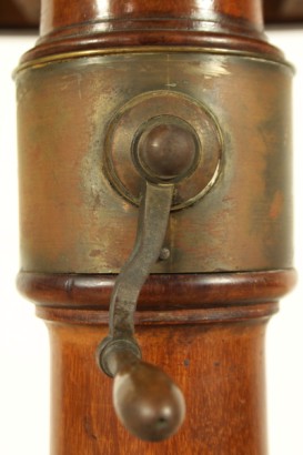 Tavolino da letto, balaustro centrale, basamento mistilineo, piano scorrevole, piano regolabile, piano con riserva