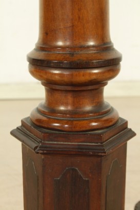 Tavolino da letto, balaustro centrale, basamento mistilineo, piano scorrevole, piano regolabile, piano con riserva