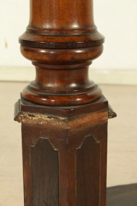 Tavolino da letto, balaustro centrale, basamento mistilineo, piano scorrevole, piano regolabile, piano con riserva