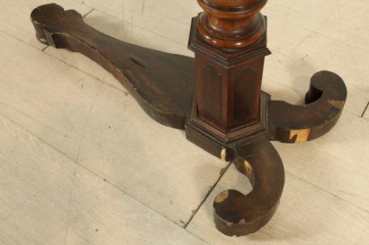 Tavolino da letto, balaustro centrale, basamento mistilineo, piano scorrevole, piano regolabile, piano con riserva