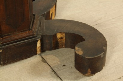 Tavolino da letto, balaustro centrale, basamento mistilineo, piano scorrevole, piano regolabile, piano con riserva
