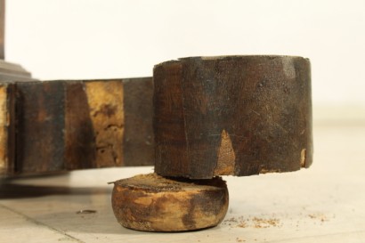 Tavolino da letto, balaustro centrale, basamento mistilineo, piano scorrevole, piano regolabile, piano con riserva