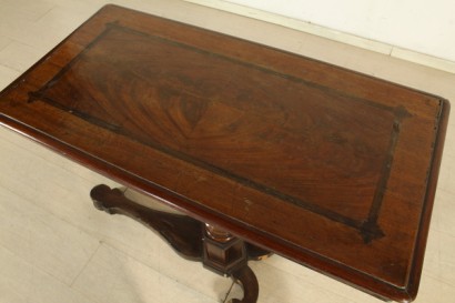 Tavolino da letto, balaustro centrale, basamento mistilineo, piano scorrevole, piano regolabile, piano con riserva