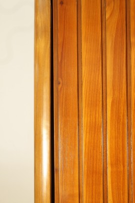 Armadio anni 50, legno listellato, ciliegio, buone condizioni, piccoli segni di usura
