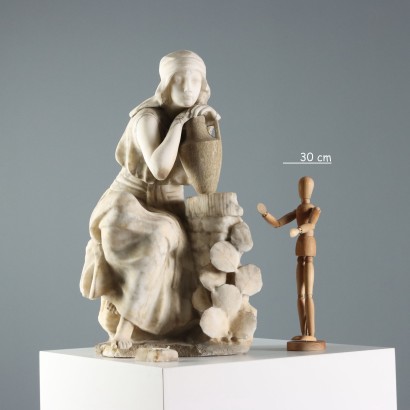 Giovane Donna al Pozzo Scultura in Mar