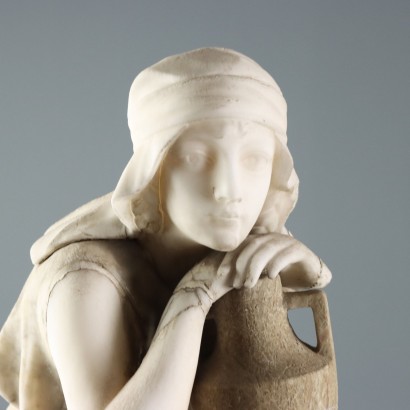 Giovane Donna al Pozzo Scultura in Mar