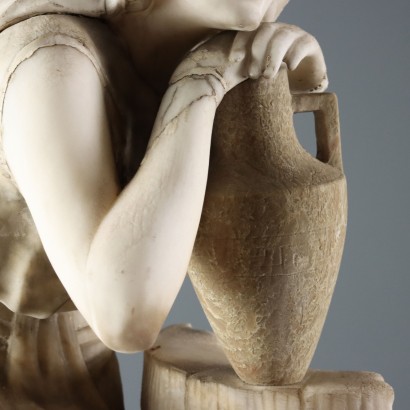 Giovane Donna al Pozzo Scultura in Mar