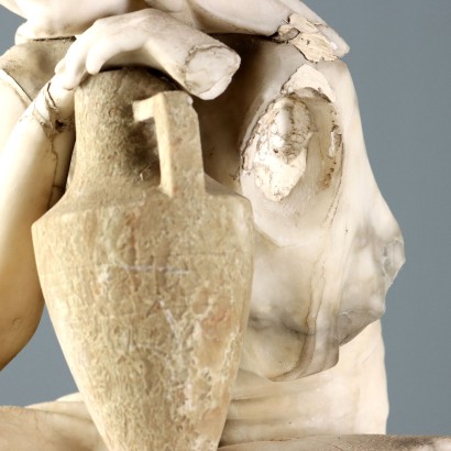 Giovane Donna al Pozzo Scultura in Mar