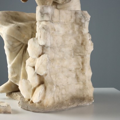 Giovane Donna al Pozzo Scultura in Mar