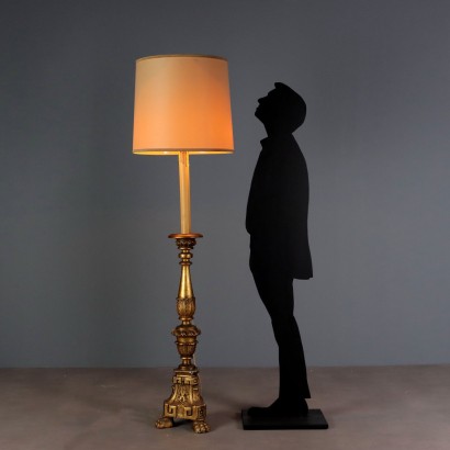 Lámpara de pie, Lámpara de pie de estilo neoclásico
