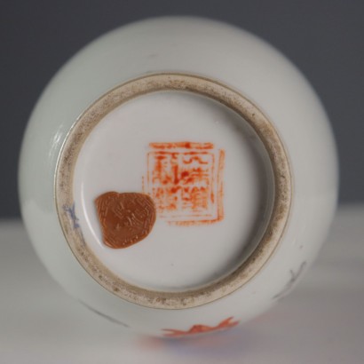 Vaso in Porcellana con Motivo Dipinto