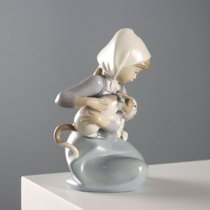 Ragazza con Gatto e Cucciolo in Porcel