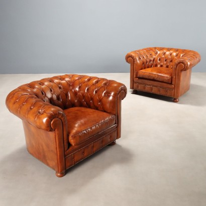 Coppia di Poltrone in Stile Chesterfield