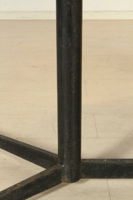 Tavolo ovale, legno impiallacciato, metallo verniciato, buone condizioni, piccoli segni di usura