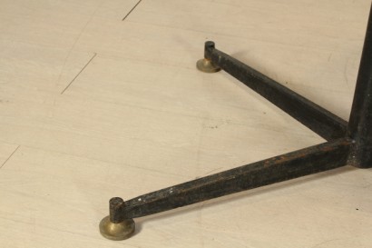 Tavolo ovale, legno impiallacciato, metallo verniciato, buone condizioni, piccoli segni di usura