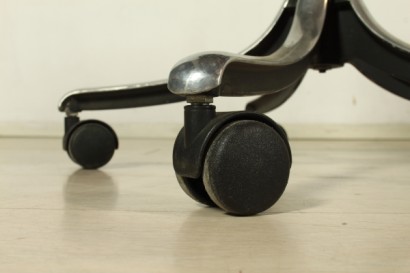 Tecno Office chairs, three chairs, shell in polyamide, aluminium base, good condition