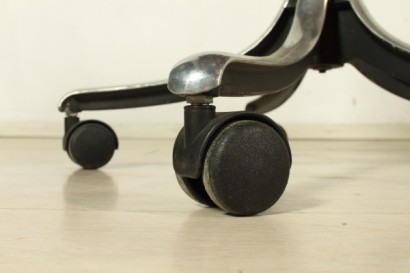 Tecno Office chairs, three chairs, shell in polyamide, aluminium base, good condition