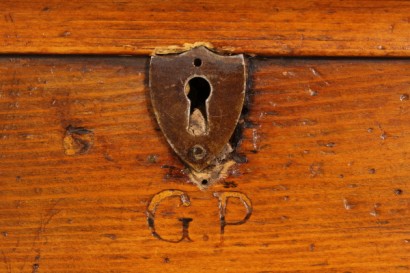 Dresser, panel tallado, tapa de abeto subterránea, sólido del pino