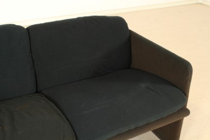 Divano Arflex, due posti, imbottitura in espanso, rivestimento in tessuto