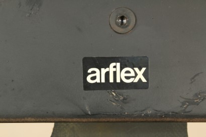 Divano Arflex, due posti, imbottitura in espanso, rivestimento in tessuto