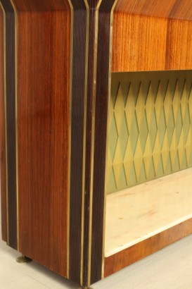 Mobile bar 50 years, elegant, veneered, rosewood, lacquered Interior, mirrors and glass, marble and Crystal, riser and back in wood, brass, good condition