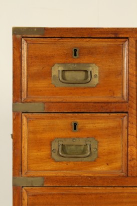 Dresser marina, two bodies, bracket feet, eight drawers, retractable, front flips, three small drawers, door, leather inserts, side handles, original fittings