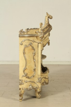 Teca antica, linea mossa, piedi mossi, fronte sagomato, intagliata, rilaccata