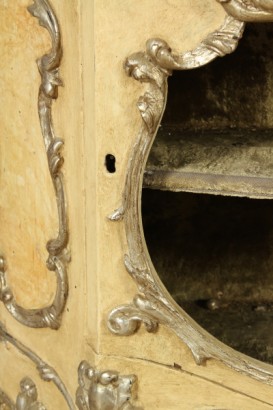 Teca antica, linea mossa, piedi mossi, fronte sagomato, intagliata, rilaccata