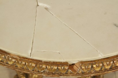 Round coffee table carved baluster, Central, three feet, carved acanthus leaf, marble floor, Golden, broken marble carvings