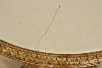 Round coffee table carved baluster, Central, three feet, carved acanthus leaf, marble floor, Golden, broken marble carvings