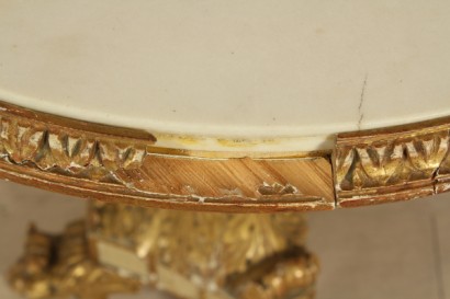 Round coffee table carved baluster, Central, three feet, carved acanthus leaf, marble floor, Golden, broken marble carvings