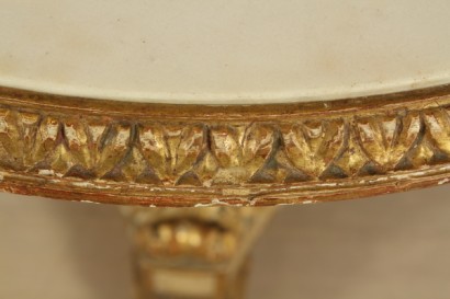 Round coffee table carved baluster, Central, three feet, carved acanthus leaf, marble floor, Golden, broken marble carvings