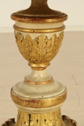 Round coffee table carved baluster, Central, three feet, carved acanthus leaf, marble floor, Golden, broken marble carvings