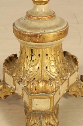 Round coffee table carved baluster, Central, three feet, carved acanthus leaf, marble floor, Golden, broken marble carvings