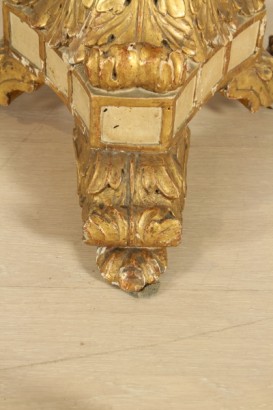 Round coffee table carved baluster, Central, three feet, carved acanthus leaf, marble floor, Golden, broken marble carvings